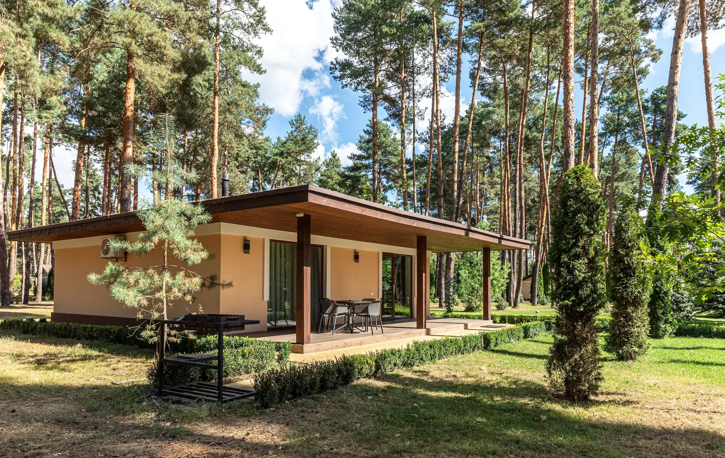 Cottage Deluxe house with a covered terrace in the pine forest